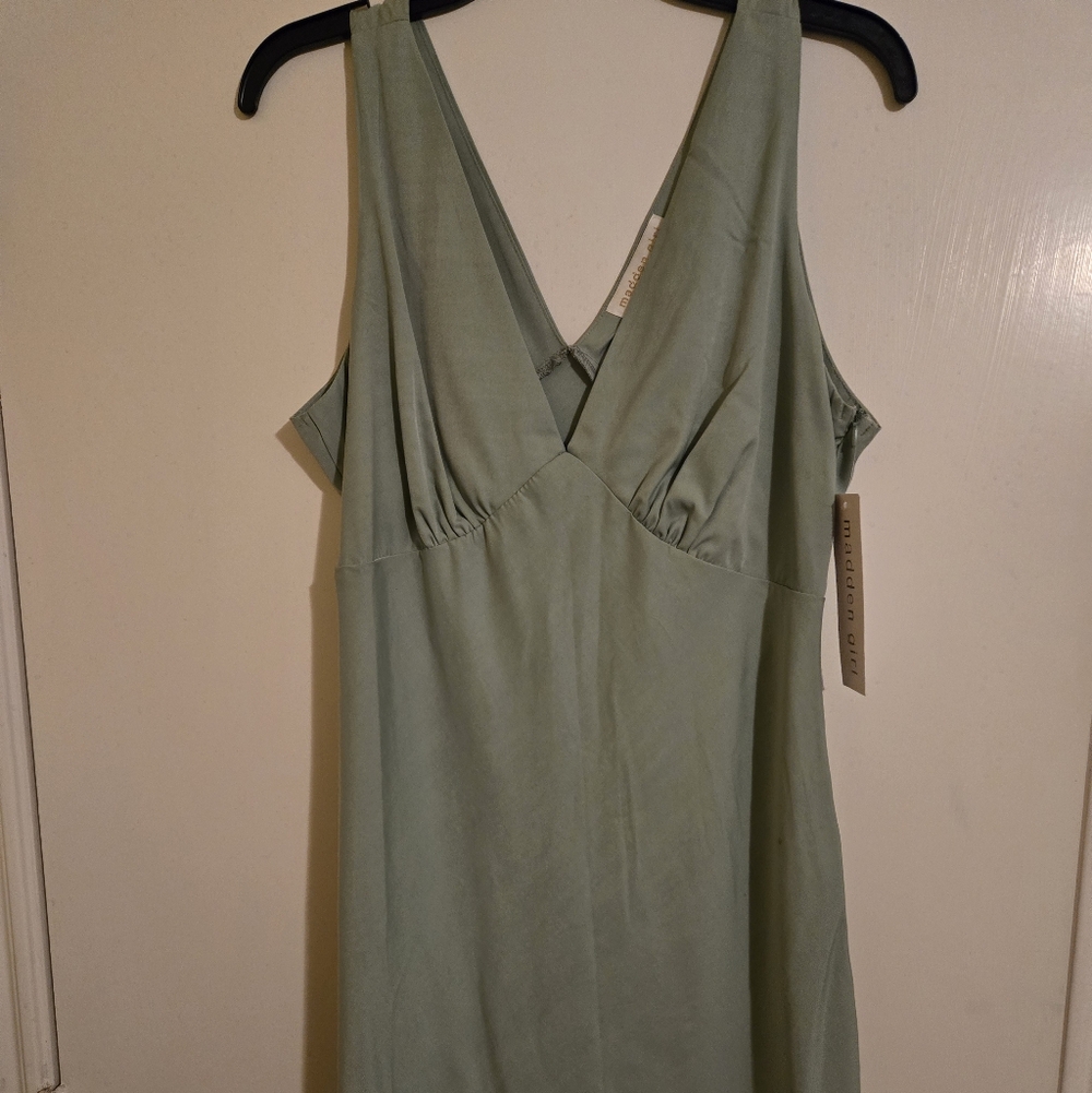 NWTElegant Green Sleeveless Dress - Picture 1 of 2